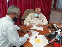 Intendente Juan José Mussi y Gabriel Carril, del Sindicato de Trabajadores Municipales firman la paritaria 2021